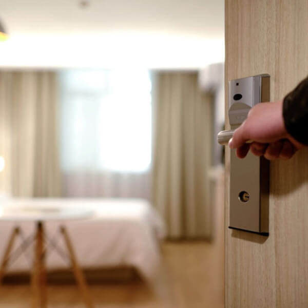 使用电子门禁卡进入公寓大楼、电梯和房间